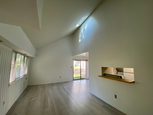 Building Photo - Large Two-Bedroom Condo in Edgewood!