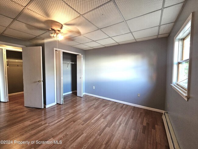 Building Photo - 112-114-116 N Valley Ave