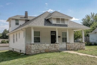 Building Photo - 801 S Ash Ave
