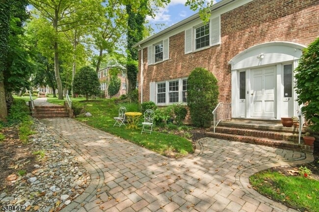 Building Photo - 12 S Mountain Ave