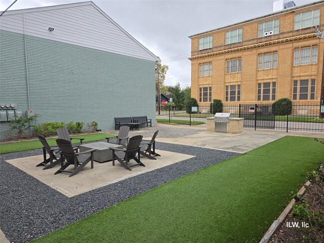 Building Photo - 815 Harvard St