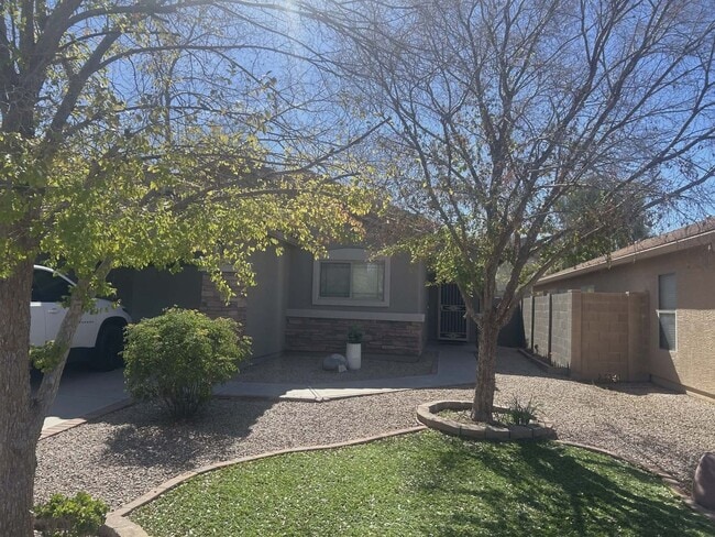 Building Photo - Well maintained 3 bedroom 2 bath charming home Free rent OAC