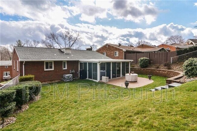 Building Photo - 825 Bethany Dr