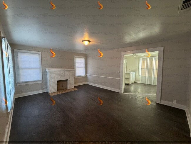 Foto del edificio - Charming 3-Bed with Fireplace & Large Fenced Yard!