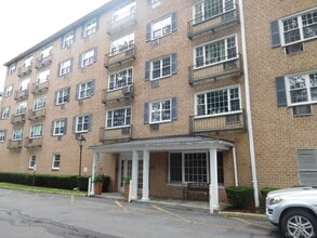 Building Photo - 4 Consulate Dr