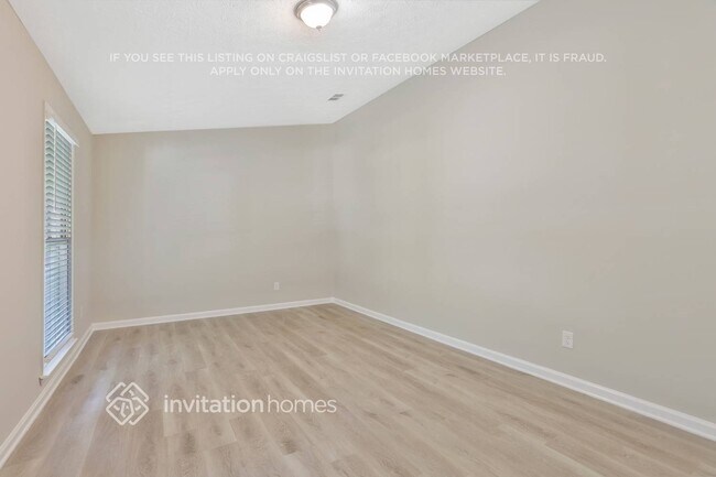Building Photo - 690 Greenhedge Dr