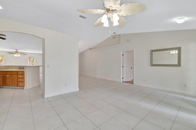Building Photo - 189 SE Floresta Dr