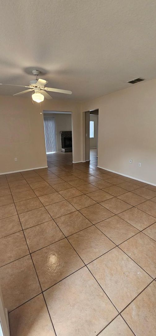 Building Photo - 907 Buttercup Dr