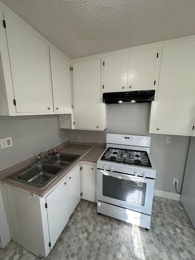 Building Photo - 2 bed, 1 bath home for rent in Waterloo