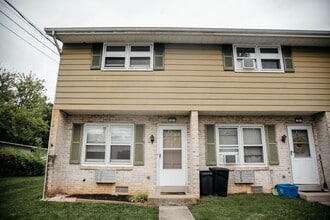 Building Photo - 1077 Donegal Springs Rd