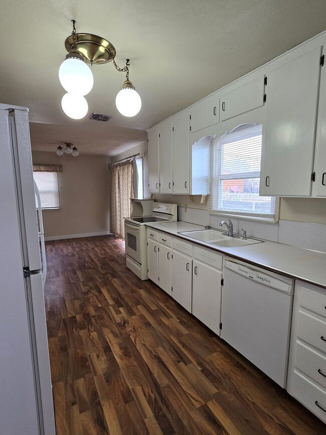 Foto del edificio - Eastside 4 BD w/garage