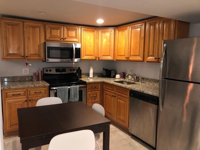 Building Photo - 912 1/2 Shepherd St NW