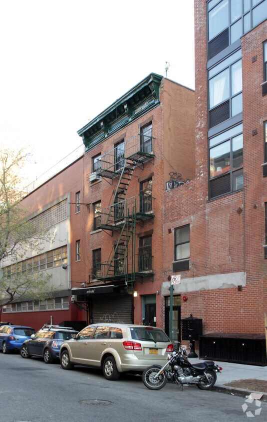 Foto principal - 349 E 13th St