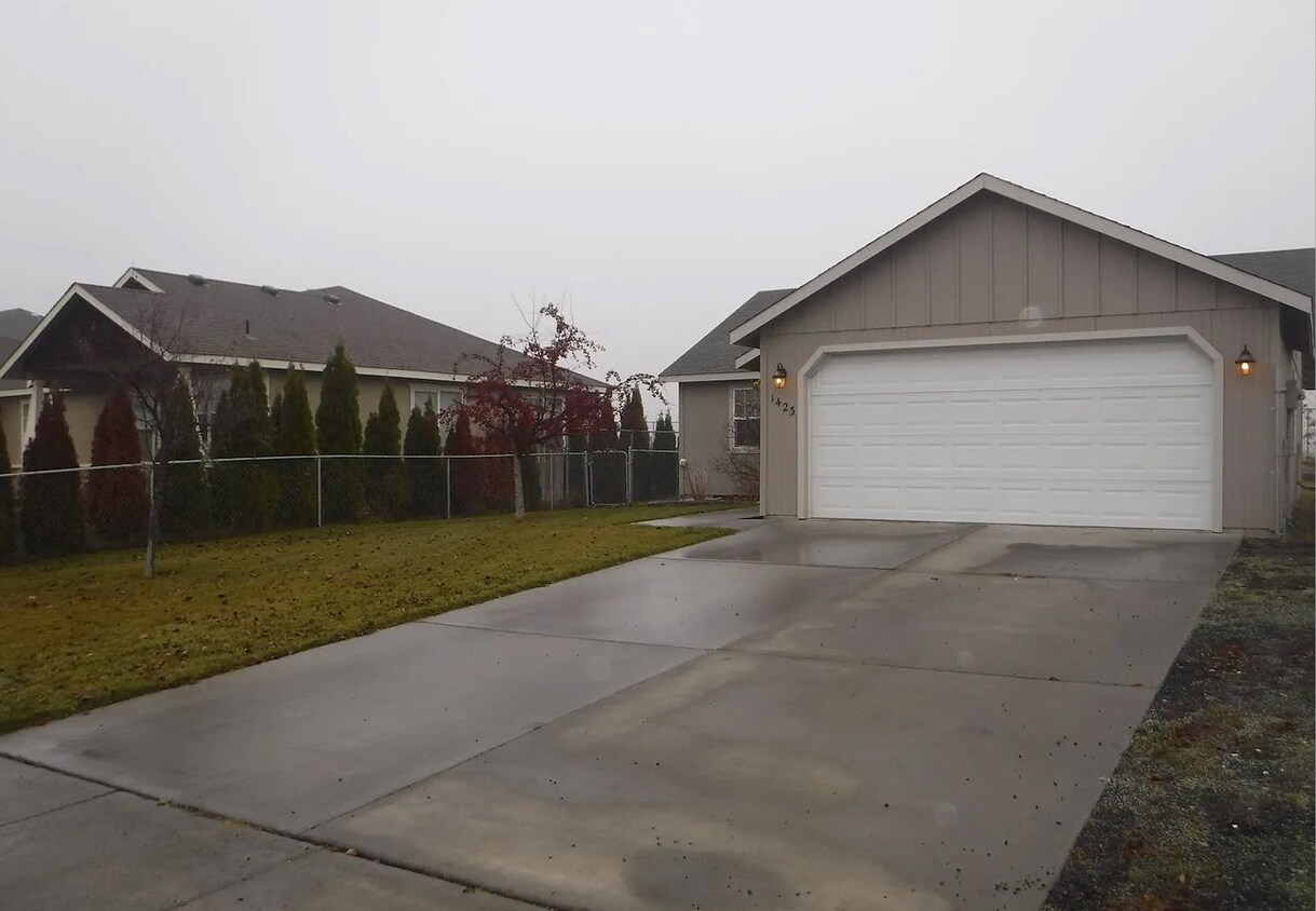 Foto principal - Cute 3 Bed 2 Bath Home!