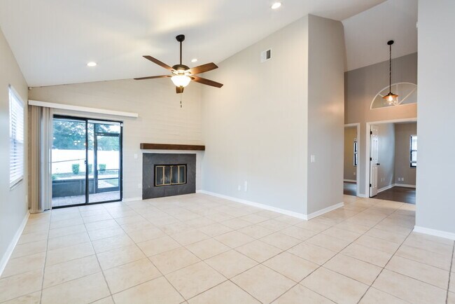 Foto del edificio - 4215 Fox Hollow Cir
