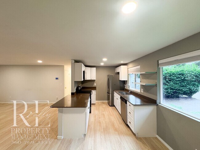 Foto del edificio - Modern Split-Level Home with Two Living Spaces & Expansive Yard in Port Orchard