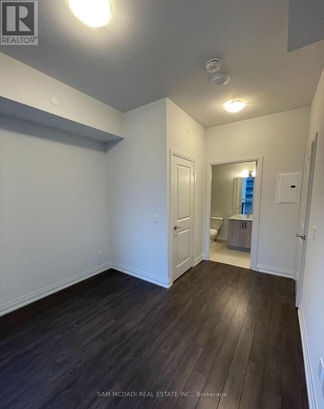 Building Photo - 10 Meadowglen Pl