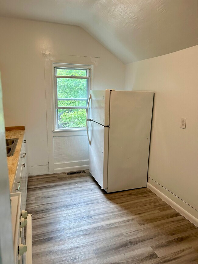 Foto del edificio - 421 W Bond St