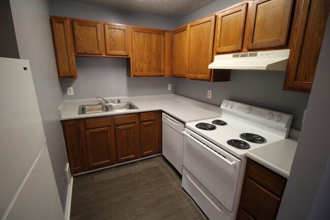 Building Photo - 3 Bedroom Apartment