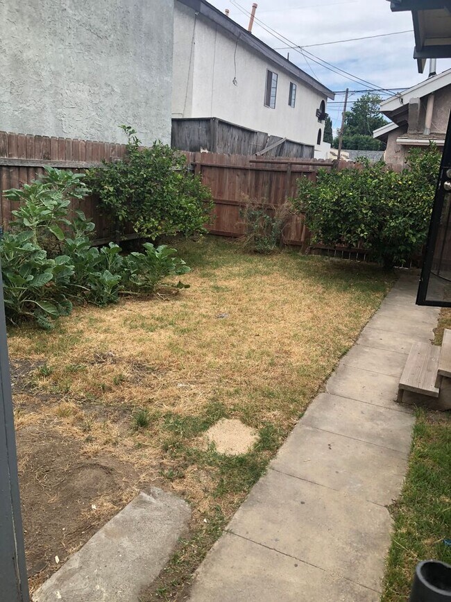 1107 Mahanna Ave Unit 1107 A, Long Beach, CA 90813 Room for Rent in