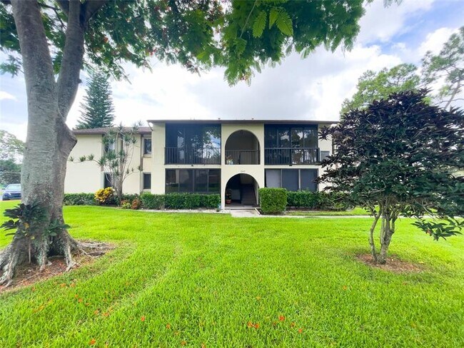 Foto del edificio - 340 Knotty Pine Cir