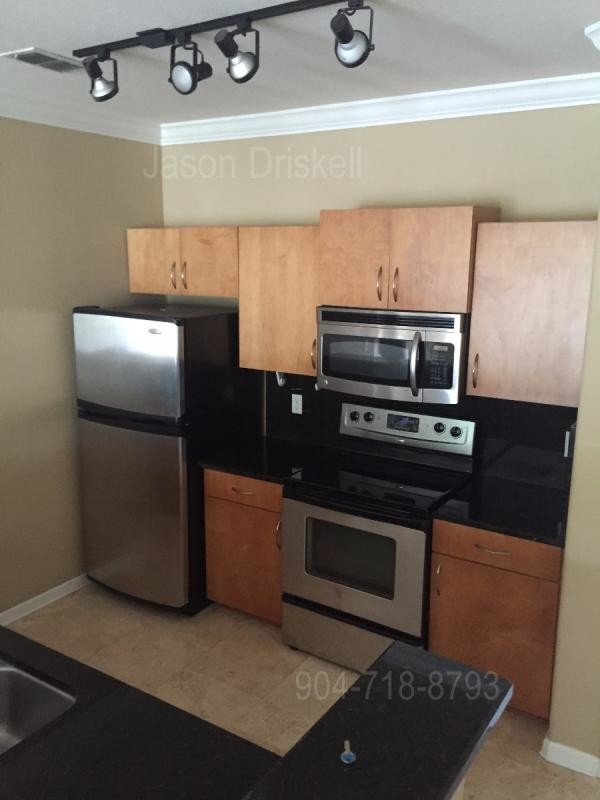 Building Photo - 2BR/BA Corner Unit with Lots of Windows!