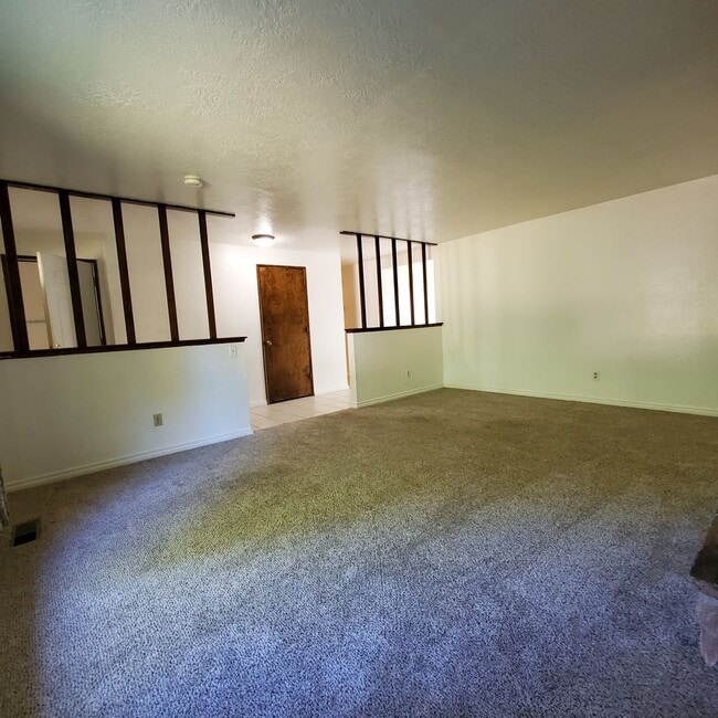 Building Photo - 3 Bed, 2 Bath Pet Friendly Home Close to P...