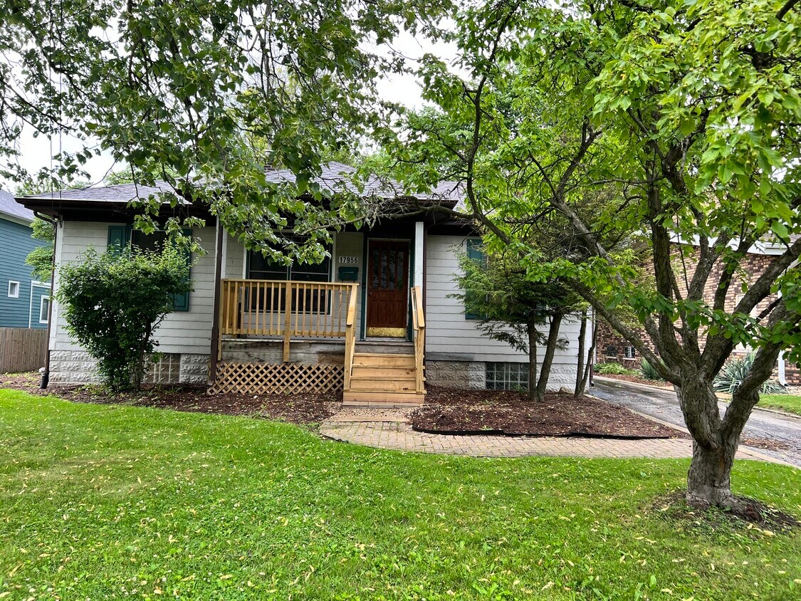 Foto principal - 17956 Homewood Ave