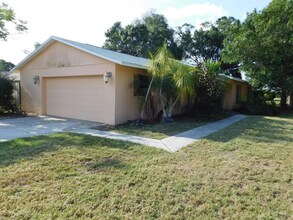 Building Photo - 902 Plum Tree Ln