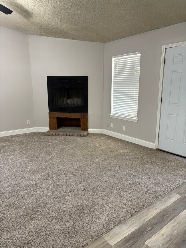 Foto del edificio - 824 Hardy Springs Cir