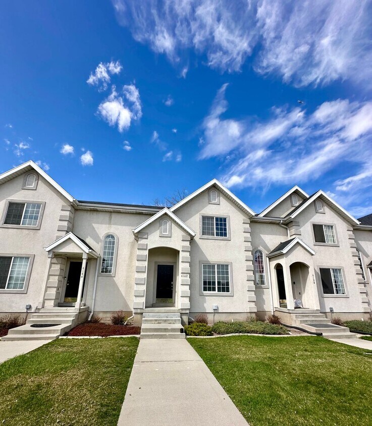 Primary Photo - Spacious 3 Bd Condo Near SL College
