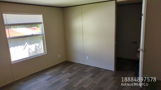 Foto del edificio - 323 Old Tavern Ln