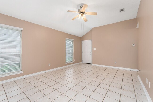 Foto del edificio - HUGE 4 Bed/ 2 Bath For August 2024 Move In