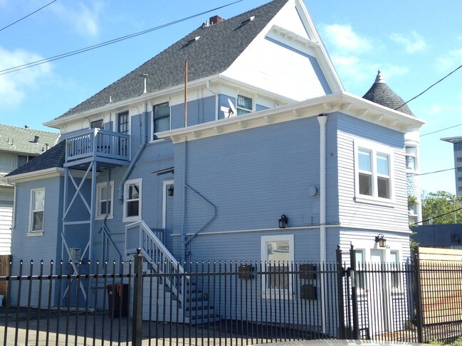 Building Photo - 3207 Telegraph Ave