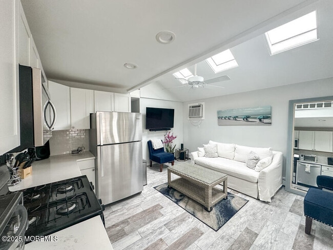 Building Photo - 170 1st Ave