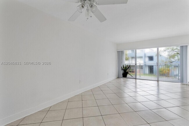 Building Photo - 9369 Fontainebleau Blvd