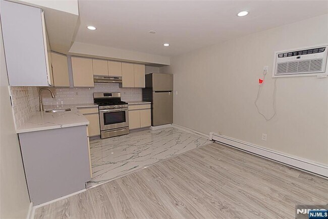 Building Photo - 380 Undercliff Ave