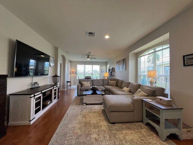Foto del edificio - Short Term Rental ** Available 10/1/25 ** ...