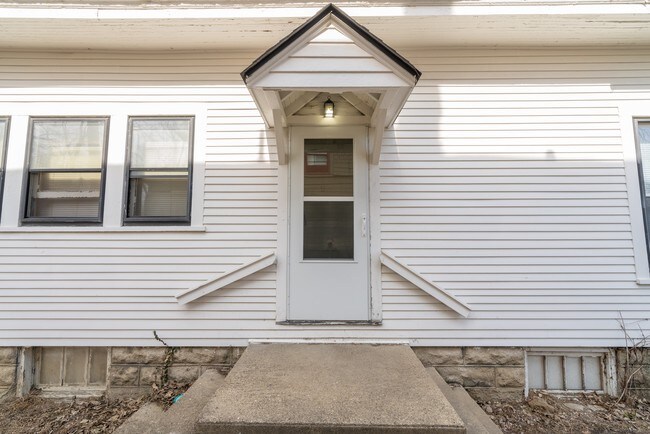 Building Photo - 24 S Hawthorne Ln