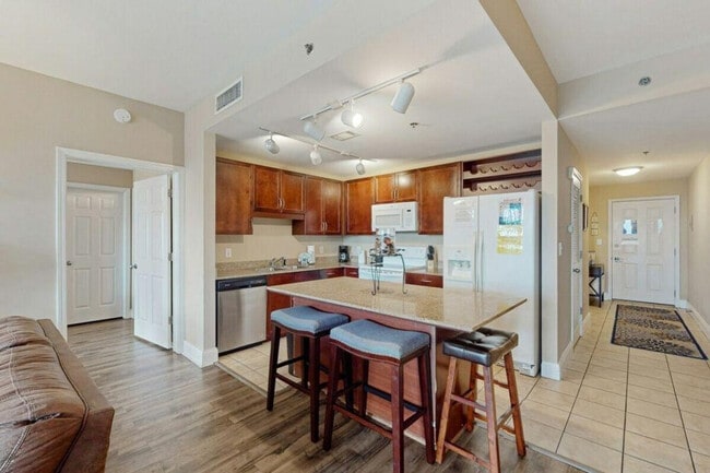 Building Photo - 9860 S Thomas Dr