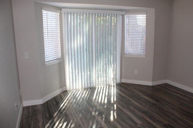 Foto del edificio - 2229 Rose Ave