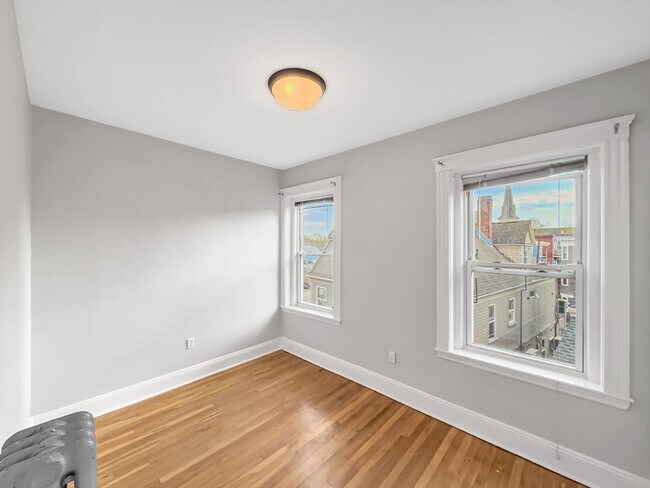 Foto del edificio - 595 Centre St