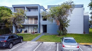 Building Photo - 9367 Fontainebleau Blvd