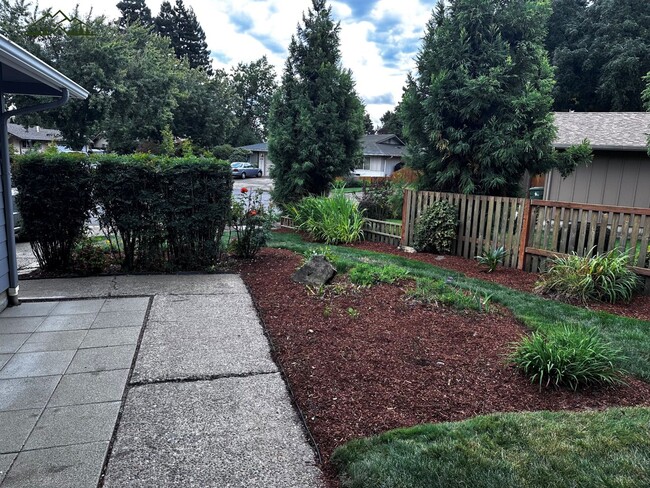 Building Photo - Charming 3-bedroom 2 bath home in Eugene