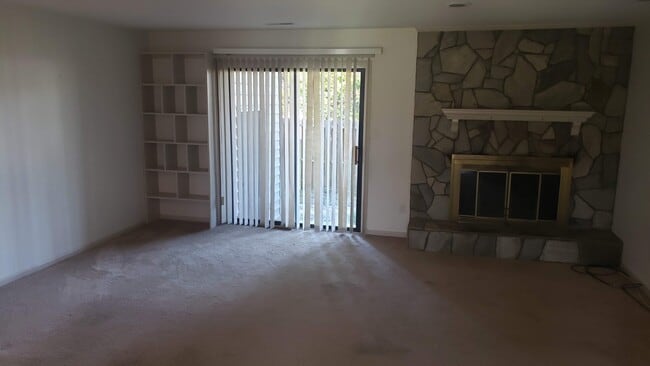 Building Photo - Great 1 level condo on lower level in Clem...