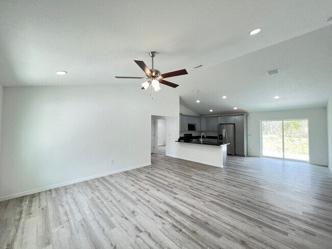 Foto del edificio - UPGRADED AND BRAND NEW 3 Bedroom / 2 Bath ...
