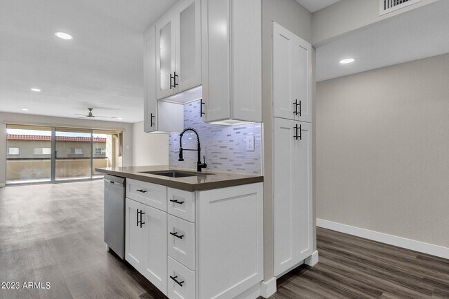 Foto del edificio - 7625 E Camelback Rd