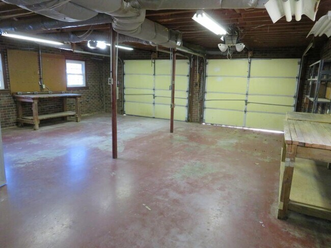 Spacious Double Garage/Workshop - 1707 Wedgewood Dr