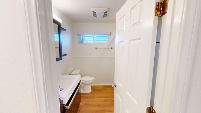 Interior Photo - 22833-22835 Vanowen St