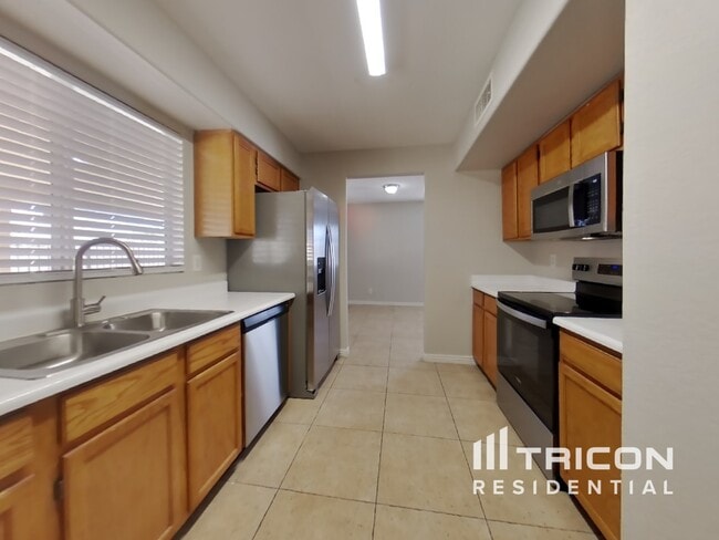 Building Photo - 8602 W Sells Dr